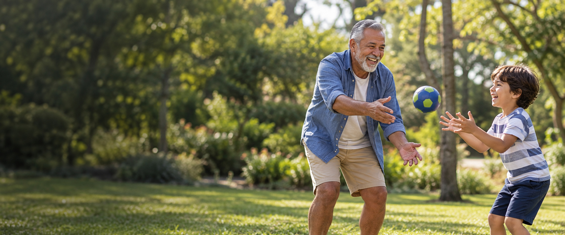 Avô de cerca de 66 anos brincando de bola com o neto em um parque